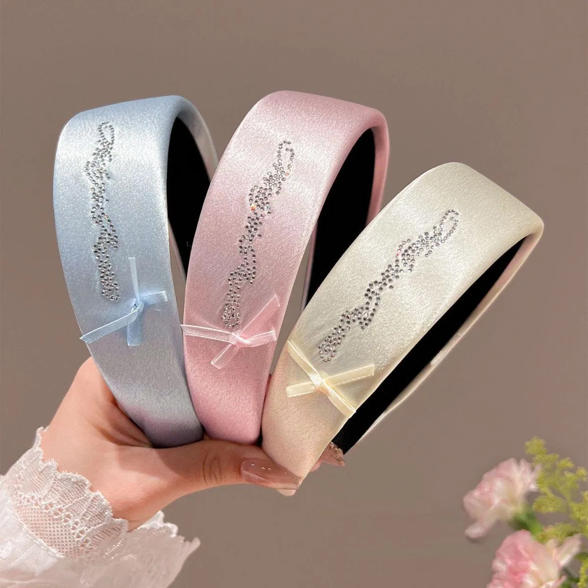 Premium Rhinestone Wide Headband with Bow for Women – Shiny Crystal-Embellished Crown-Lifting Hair Hoop, Versatile Spa Face Washing Hold-Back Headwear